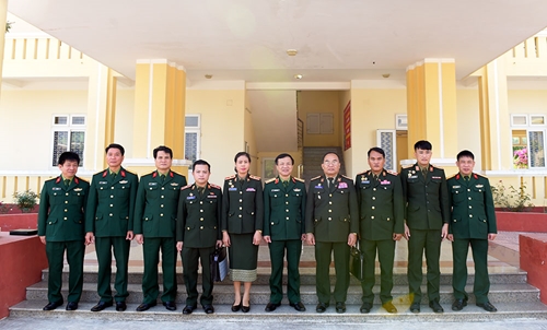 Đoàn Báo Quân đội nhân dân Lào thăm, làm việc tại Trung đoàn 50 và Báo Quân khu 3